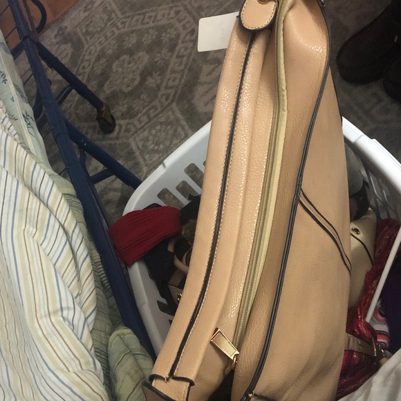 Elegant Tan Leather Shoulder Bag - Picture 9 of 9